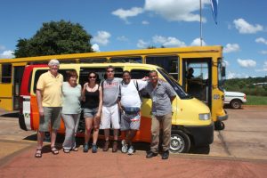 (Da direita) Robin e Sina Chistopher, Natalie e Giles Carl, Paranguá e o guia Edvaldo