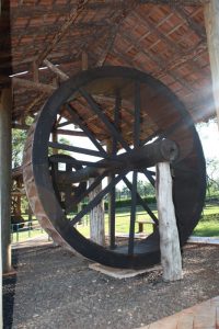 Roda d'água exposta na área externa do Ecomuseu