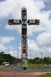Crucifixo feito de sucata de carros na Avenida Paralela