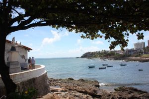 Vista parcial da enseada do Rio Vermelho, vendo-se à esquerda, imagem de Iemanjá ao lado da Casa de Pesca Z-01