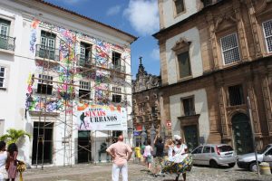 Turistas observam o painel com tags dos grafiteiros no prédio do Centro de Cultura Correios, retirado por determinação do IPHAN, por ser um patrimônio tombado. 