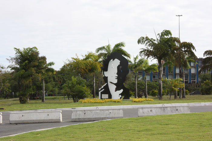 Escultura do artista plástico Bel Borba no Centro Administrativo da Bahia