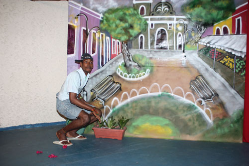 Um dos cenários grafitados pelo artista Bigod da Nova10ordem. No destaque, o ator Josemar    , faz o papel de jardineiro em um dos atos