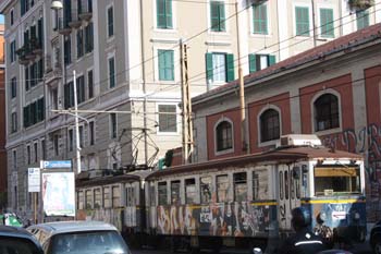 Bondinho grafitado estacionado ao lado da Estação Termini em Roma