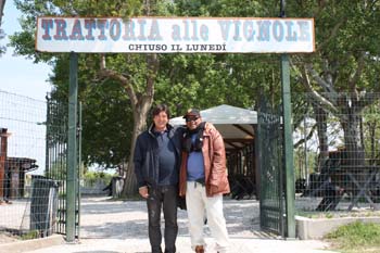 Este blogueiro e Eddy De Fanti em frente a trattoria