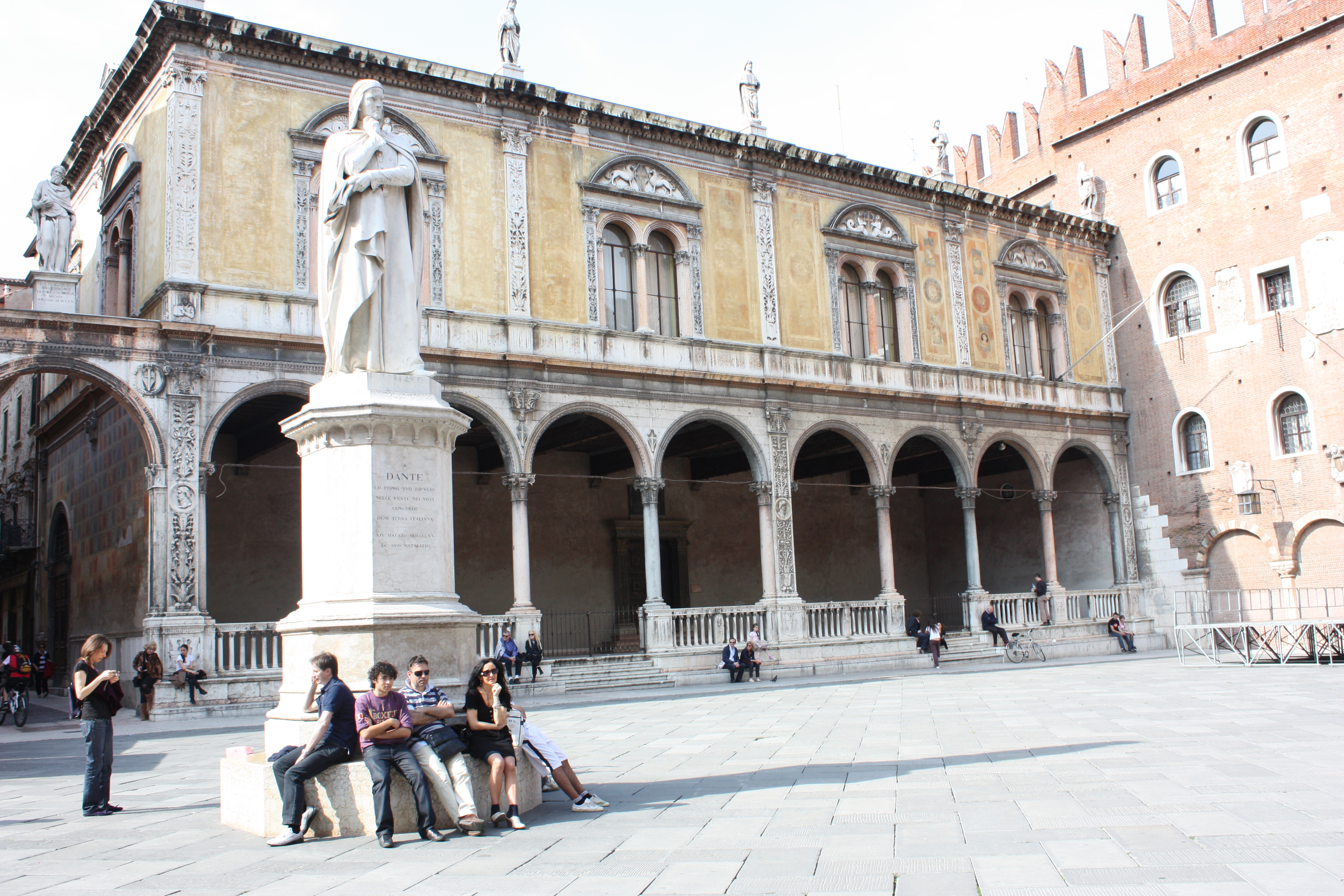 Estátua de Dante Alighieri: ponto privilegiado de observação 