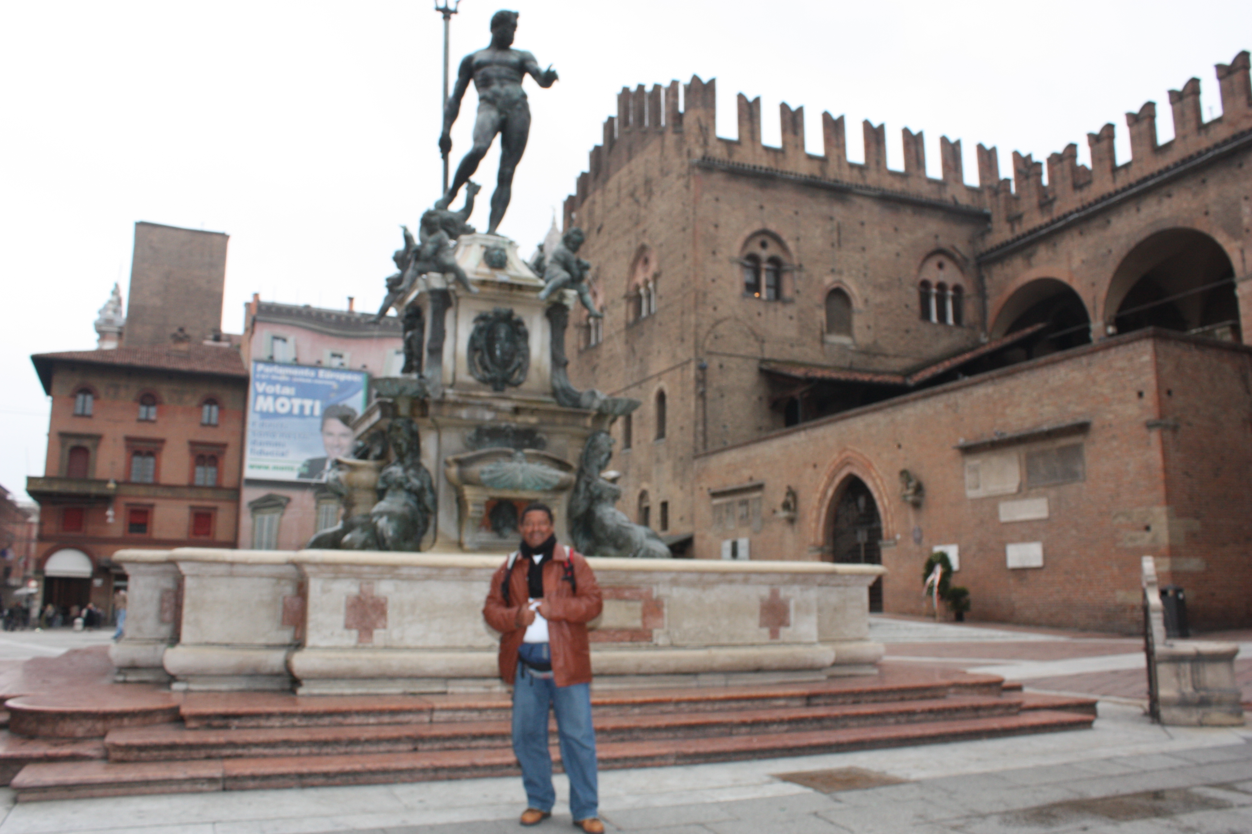 Este blogueiro na Piazza Del Nettuno; ao fundo, a estátua do escultor flamengo