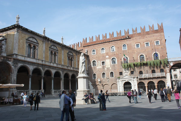 Piazza Dei Signori: (no centro) a estátua de Dante Alighieri