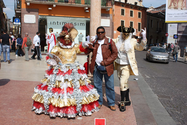 Este blogueiro entre o casal de modelos na Piazza Bra 