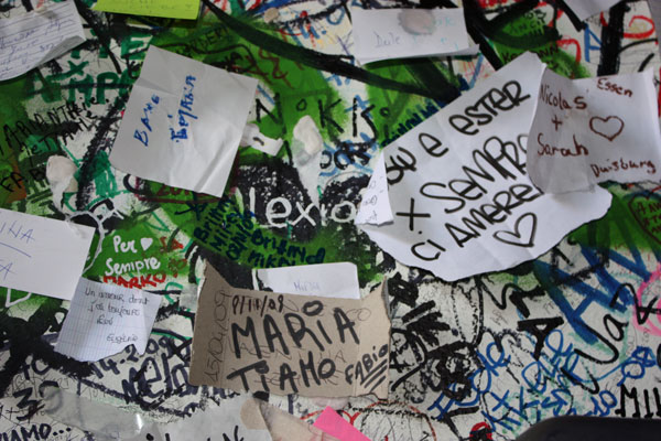 Mensagens diversas afixadas na parede
