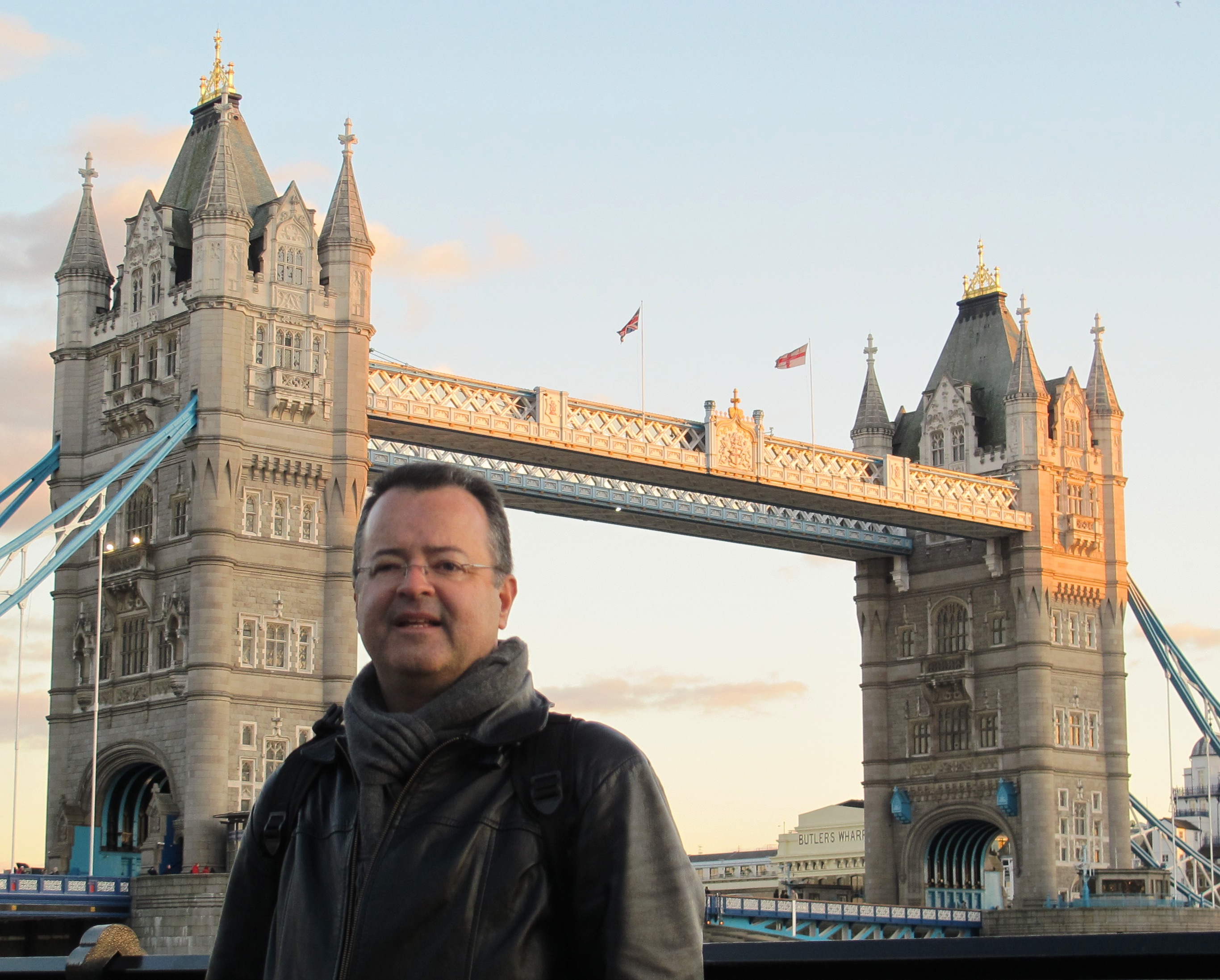 Ademar Galvão em frente ao "London Tower" (Torre de Londres)