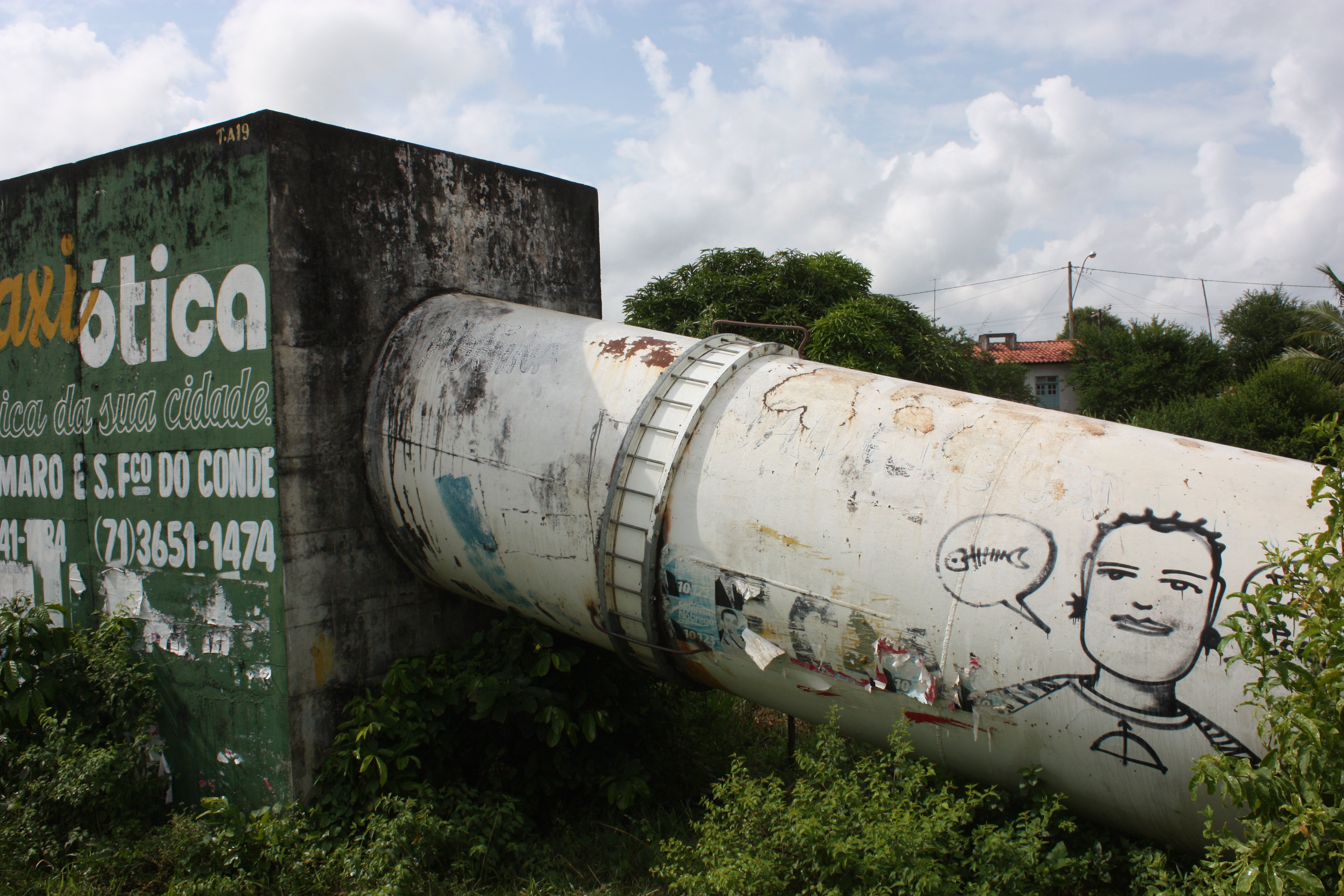 Personagem do grafiteiro Denissena na adutora de água, próximo a segunda linha férrea - Rodovia BA-o26