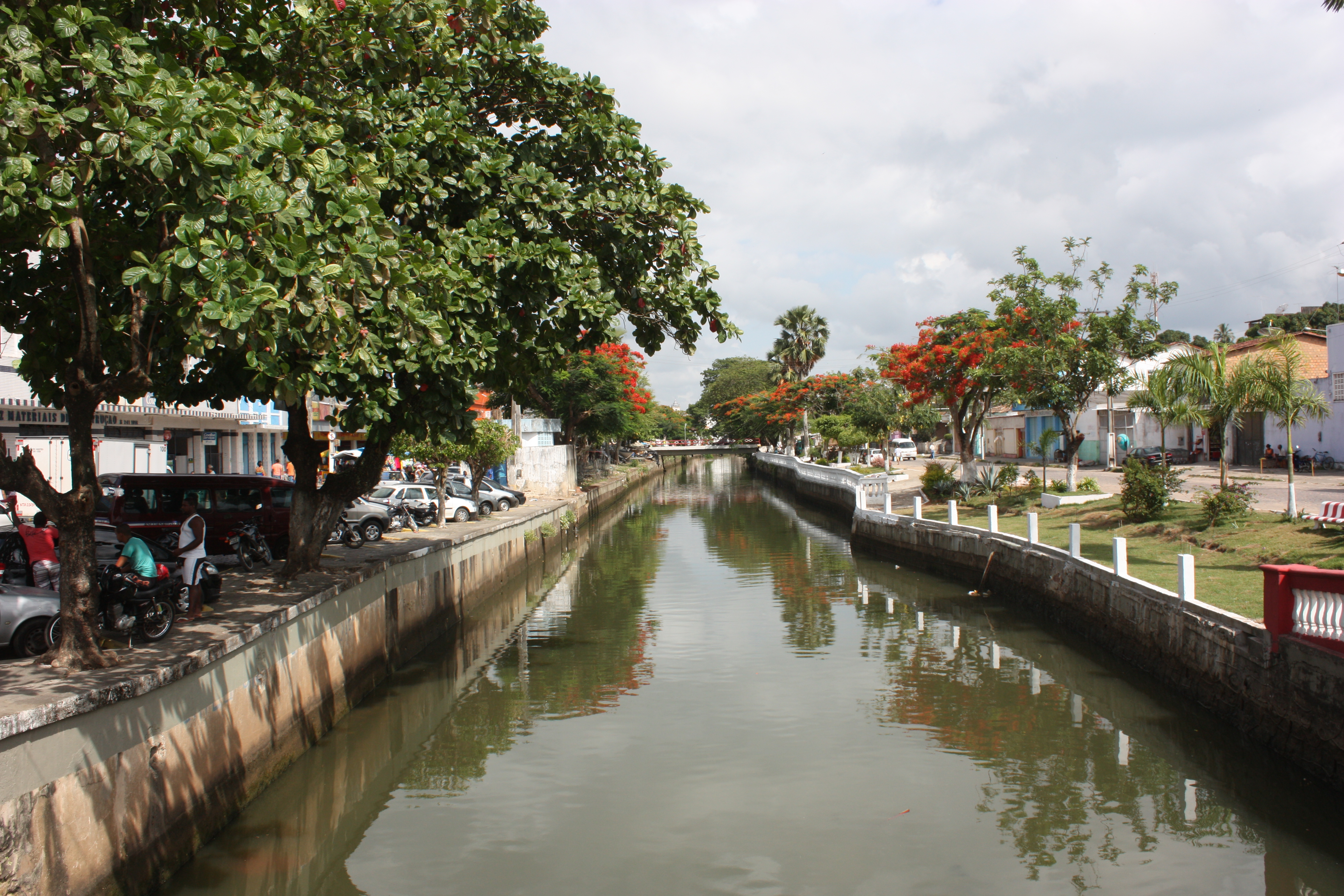 Vista parcial do Rio Subaé com uma das margens da Avenida Pres. Vargas urbanizada