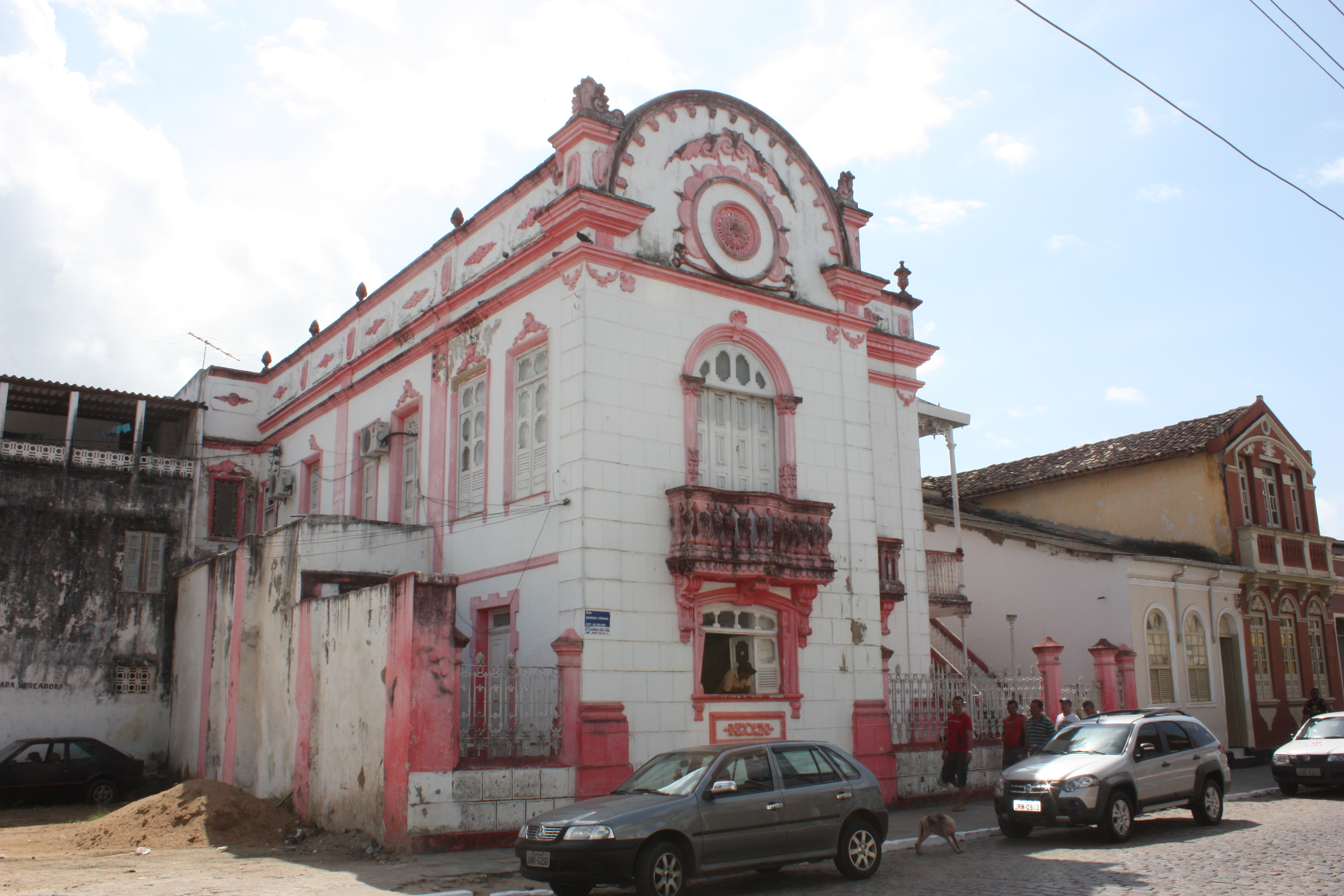 O vermelho chocante ficou esmaecido com o tempo