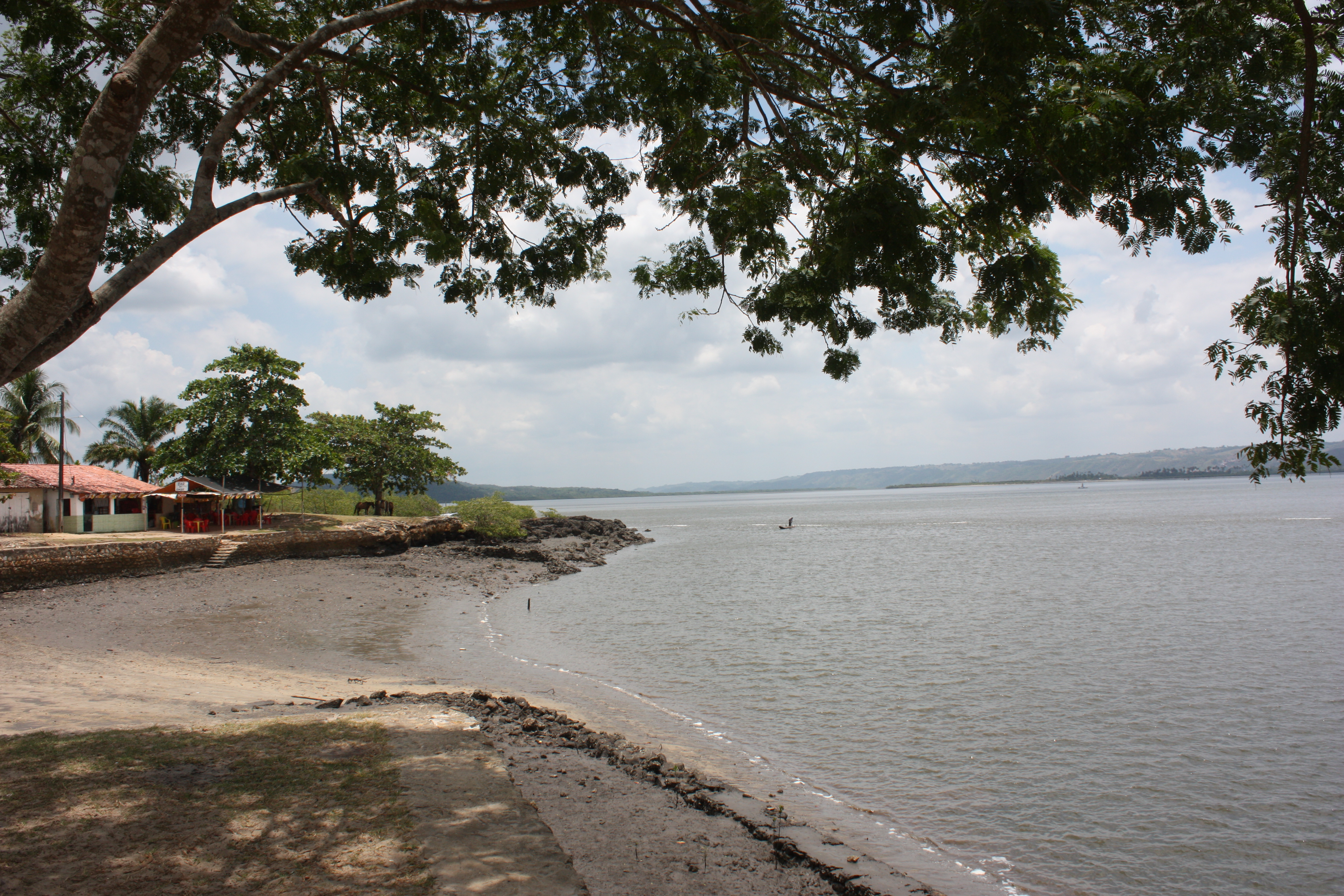 À esquerda, Bar do Amor, de frente para o belo cenário do rio Paraguaçu 