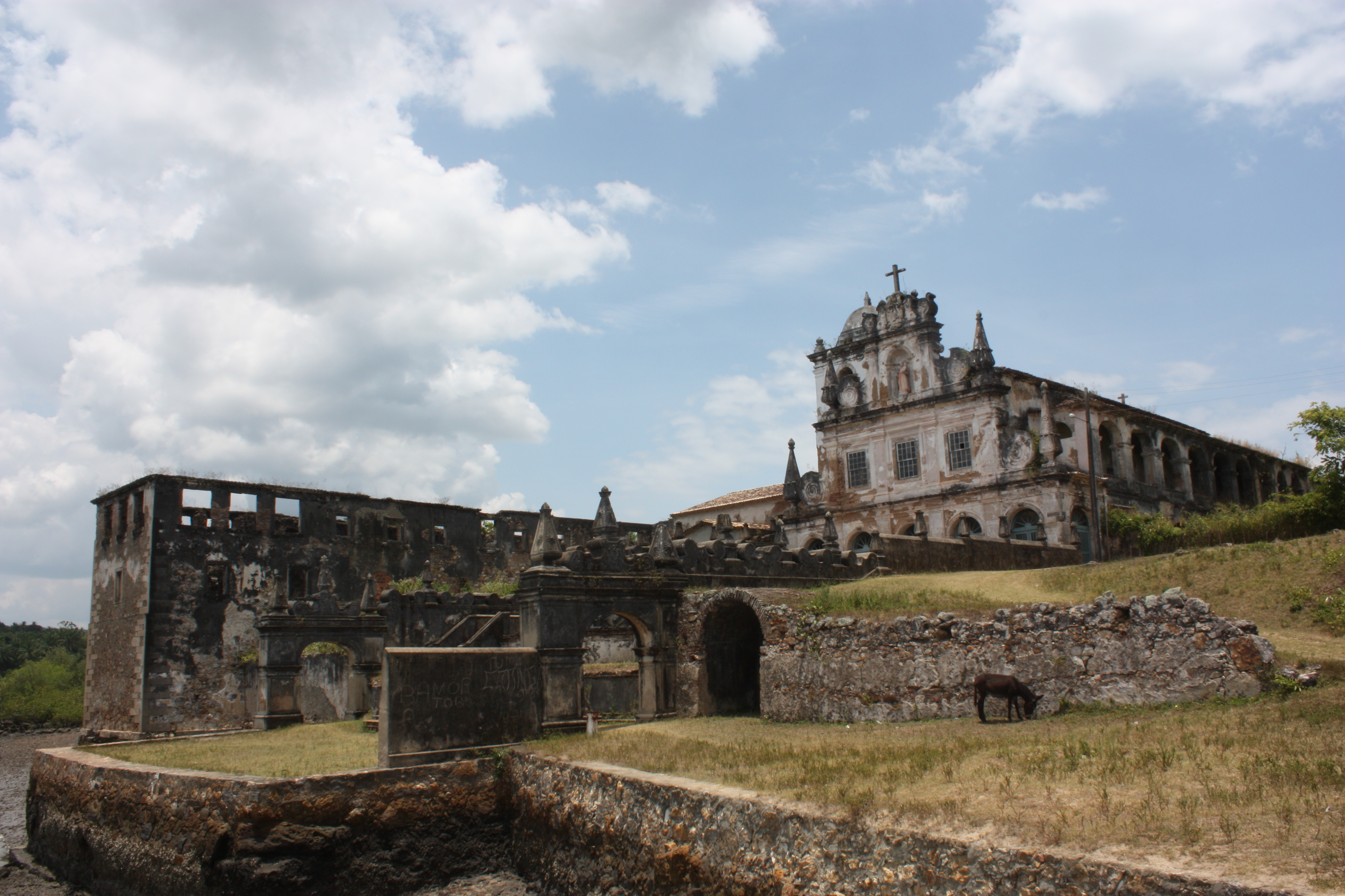 Vista panorâmica do convento (em ruínas à esq.) e a igreja de Santo Antônio do Paraguaçu