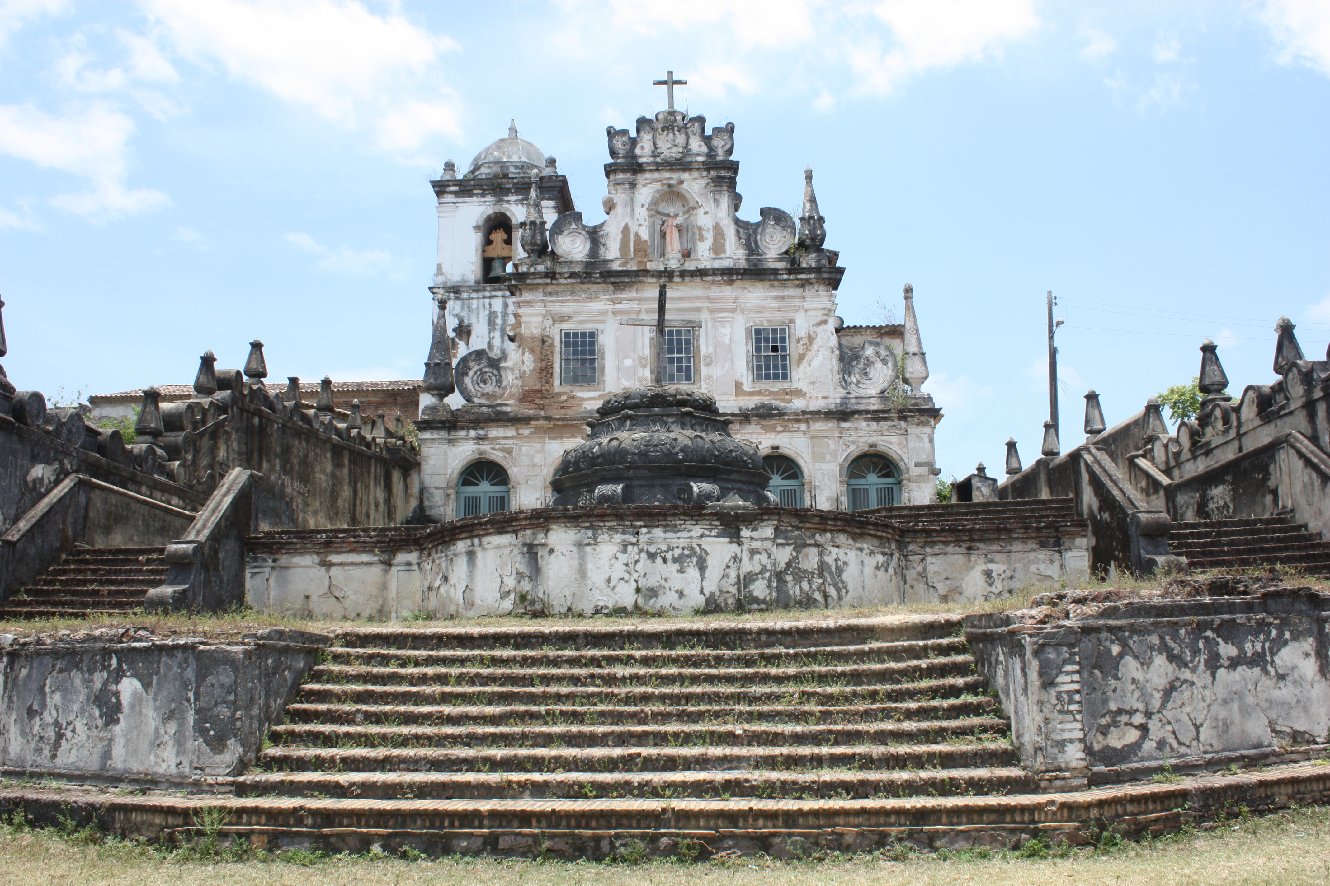 Em primeiro plano, as escadarias; no centro, a base do cruzeiro; no fundo, a fachada da igreja