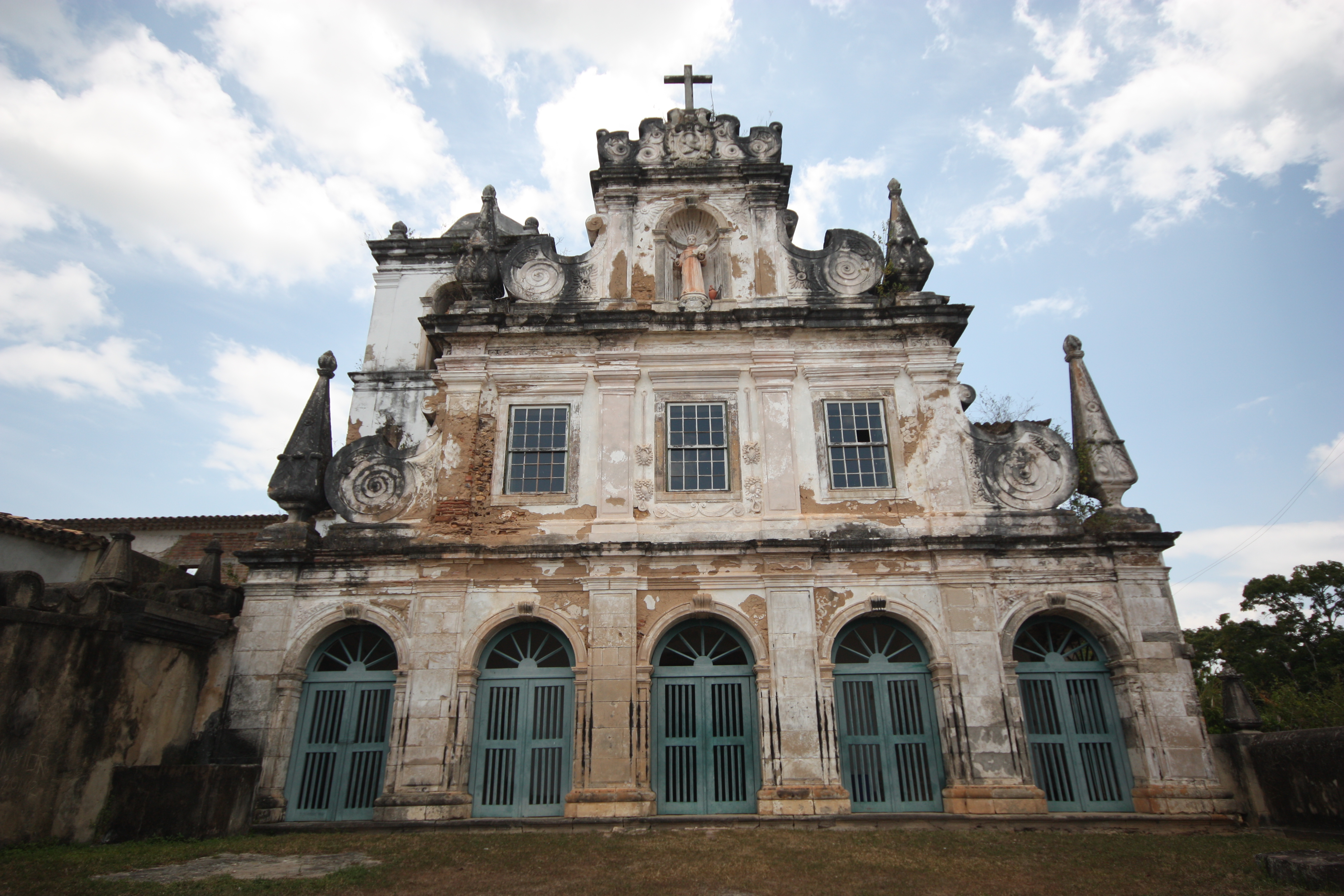 Vista frontal da fachada com a torre recuada com terminação em cúpula