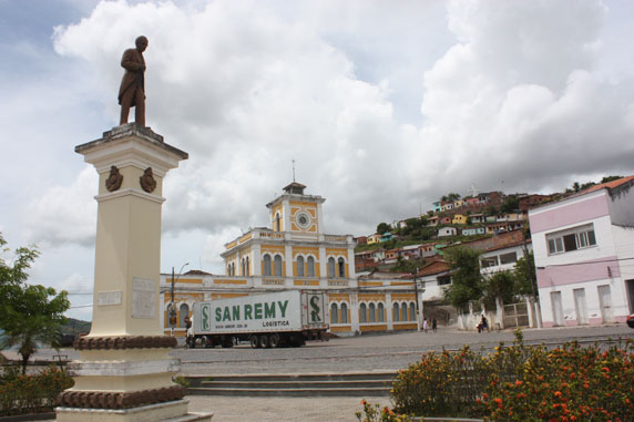 (E) Estátua de Castro Alves; no fundo, a antiga estação ferroviária