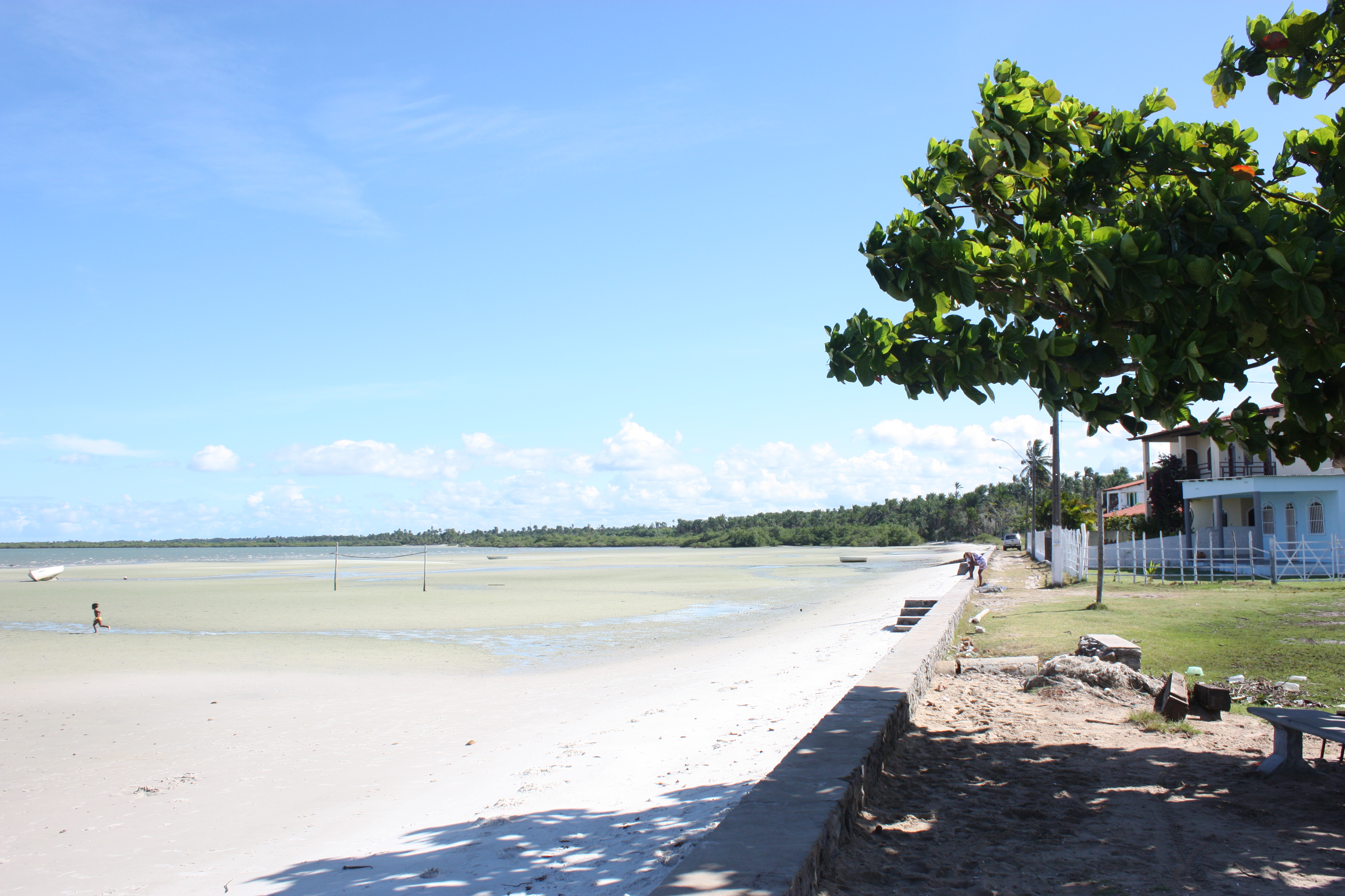 Vista parcial da praia de Itapema na maré baixa