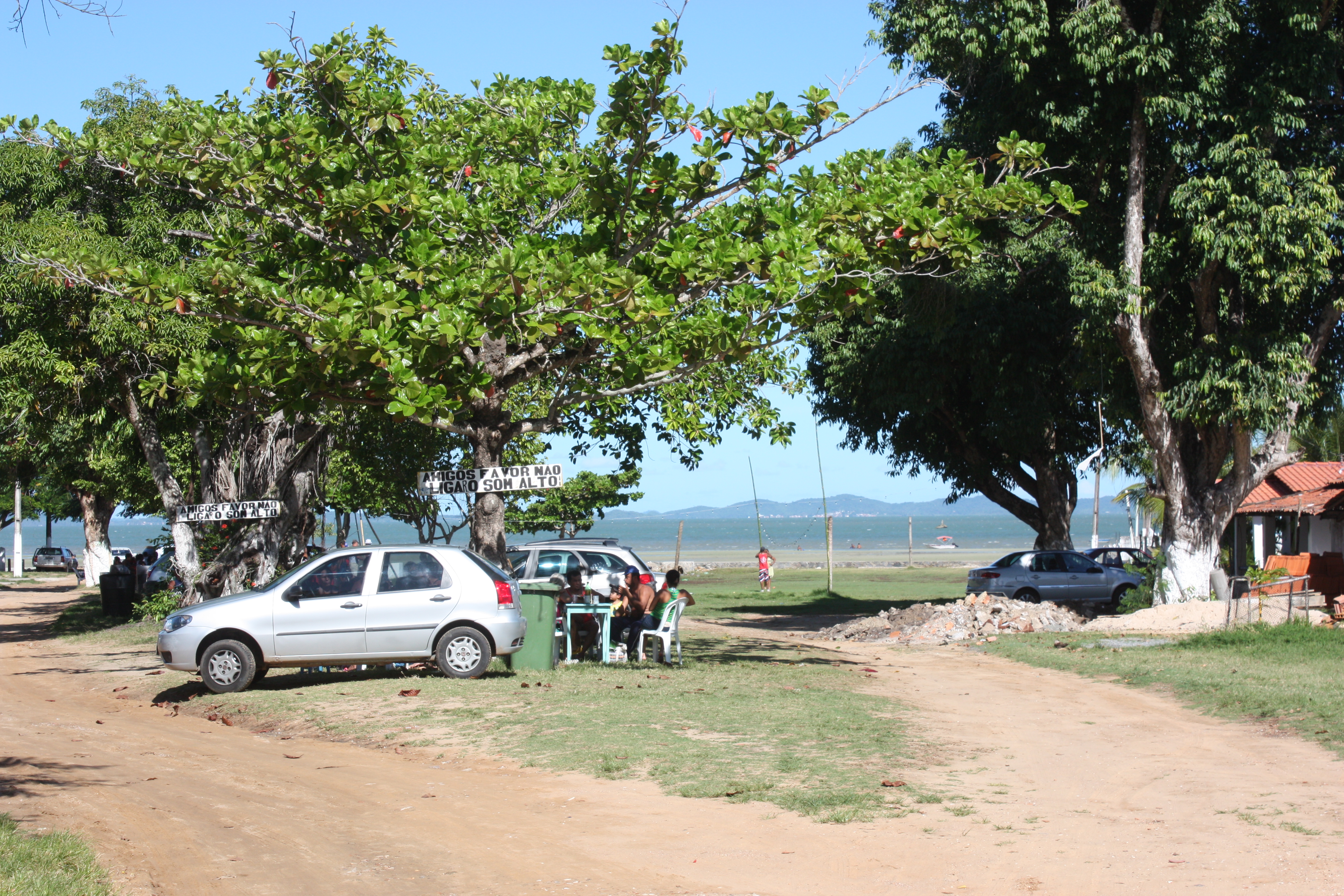 Alerta aos visitantes da praia: Amigos favor não ligar som alto