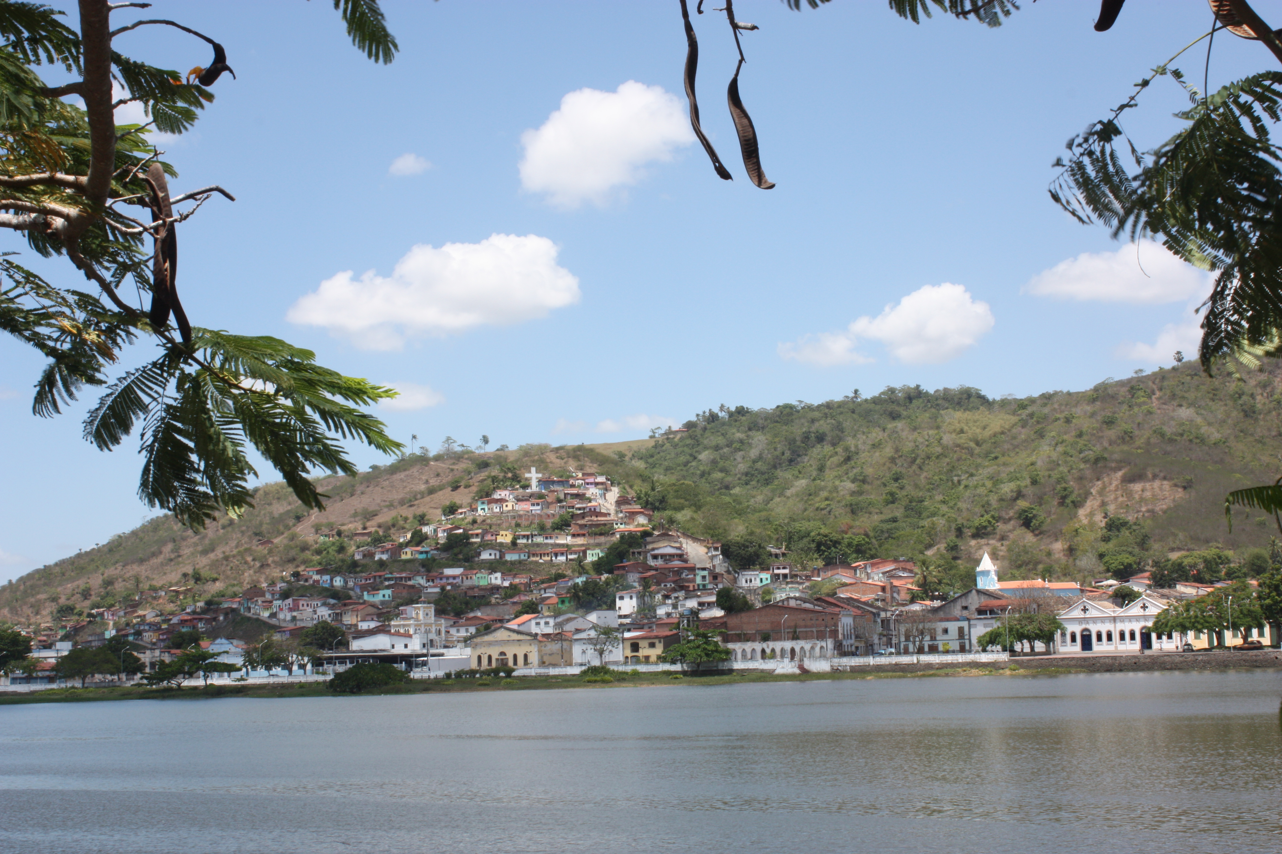 Visão panorâmica da linda paisagem emoldurada pelo rio Paraguaçu e as moradias construídas do vale para a montanha