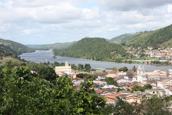 Do Alto do Cruzeiro na Pitanga de Cima, uma vista parcial do rio Paraguaçu e das cidades de Cachoeira (à esq.) e São Félix 