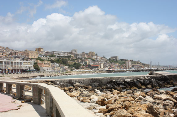 O belíssimo cenário da faixa litorânea banhada pelo Mar Mediterrâneo 