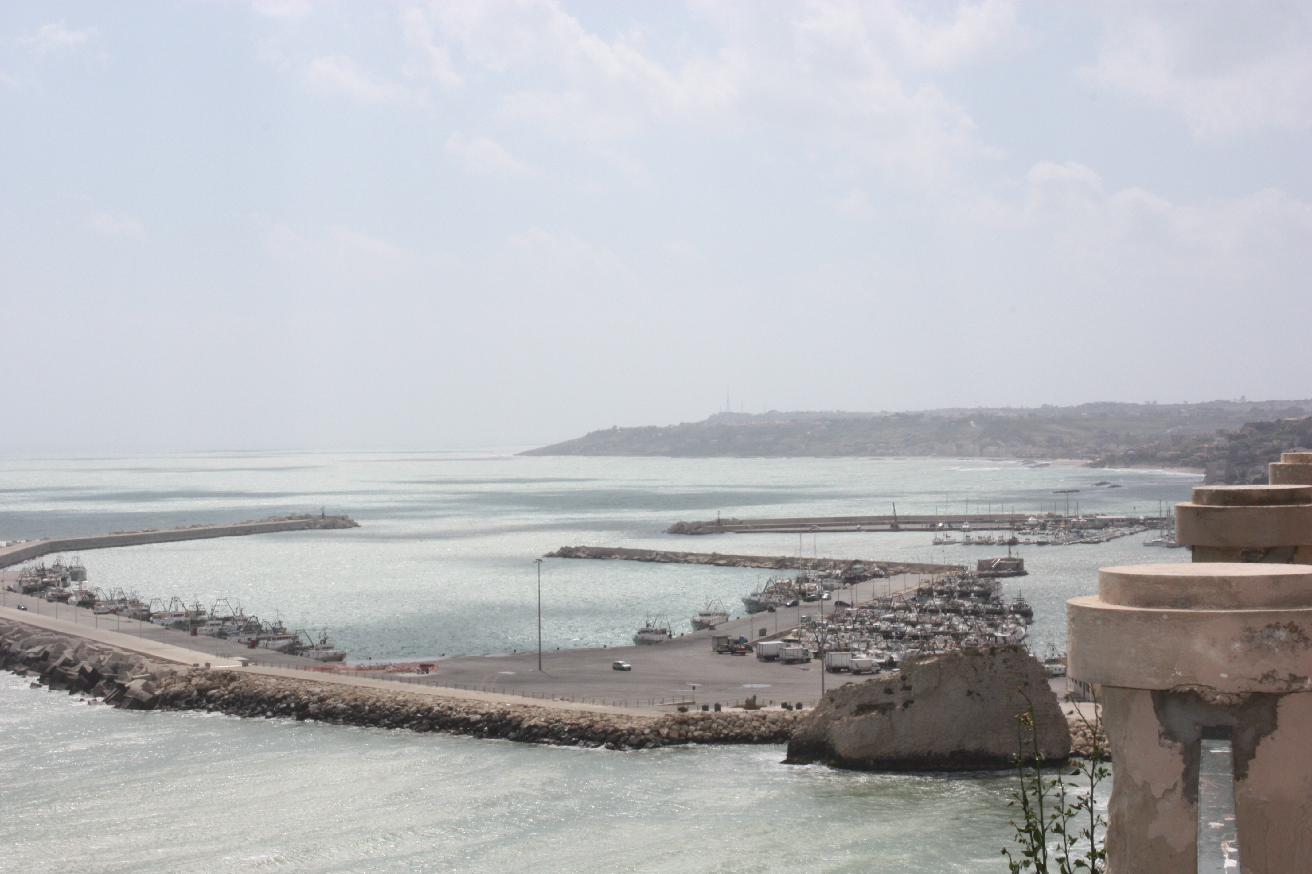 Panorâmica do porto: dezenas de embarcações da frota pesqueira de Sciacca