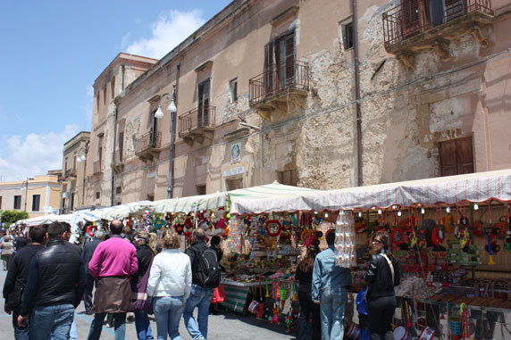 Barracas com diversos tipos de artigos