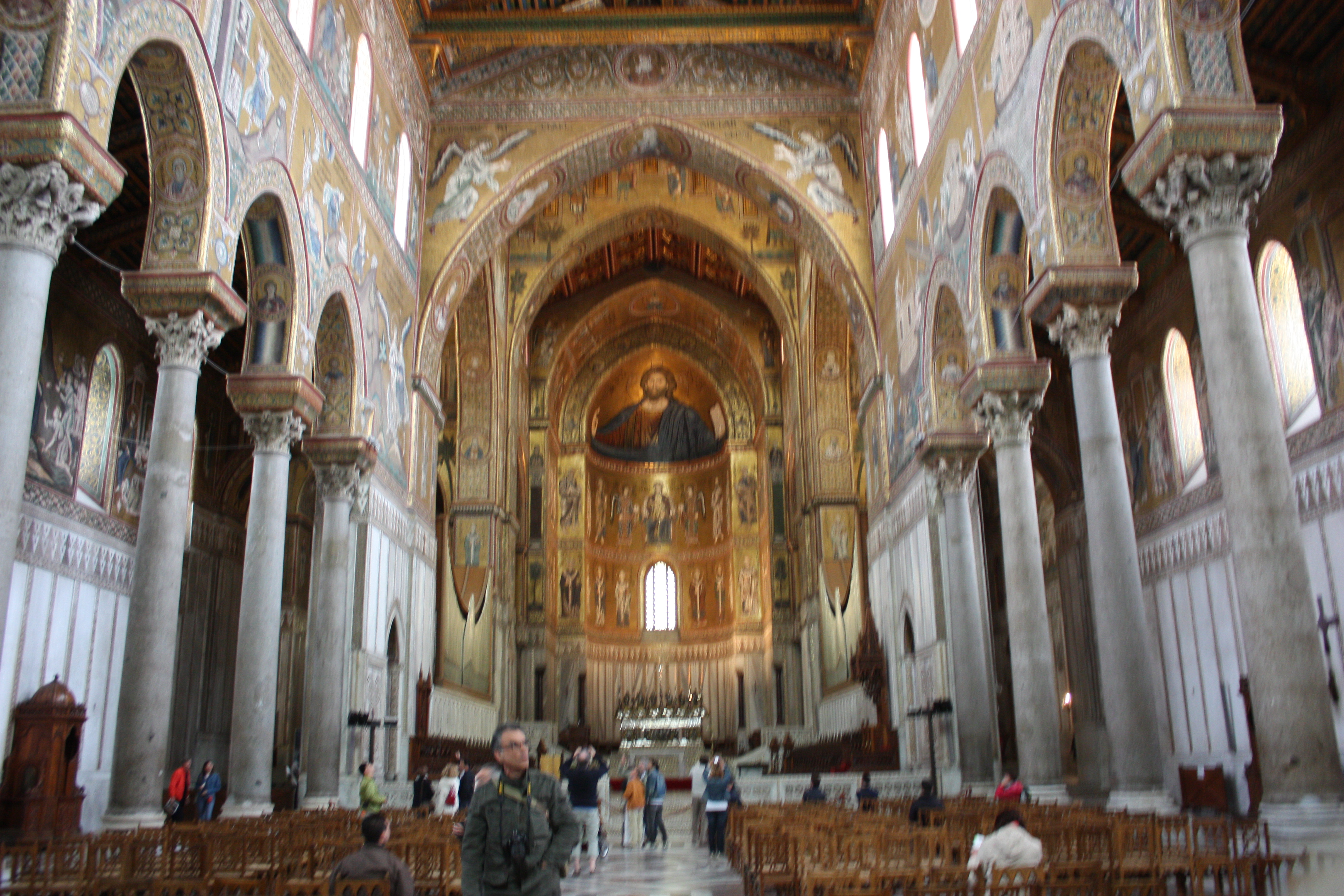 O interior da catedral impressiona pela harmonia das linhas arquitetônicas e das paredes em mosaicos bizantinos 