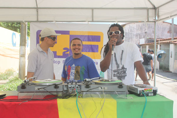 DJ Amaro, Kbça (centro) e o MC Paulo "Bala"