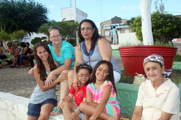 Maria Helena (a anfitriã de blusa azul) com sua filha Ana Luisa, Shirley com nossas filhas Irani e Iamani e "dona" Rita  