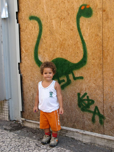 Lucas em frente de um dos primeiros bichinhos pintados pelo seu pai Kuza