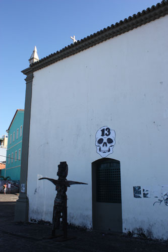 Escultura e colagem no Largo de Sant'Ana, no Rio Vermelho