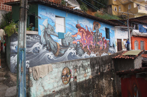 Grafites embelzam fachadas e muros da comunidade 