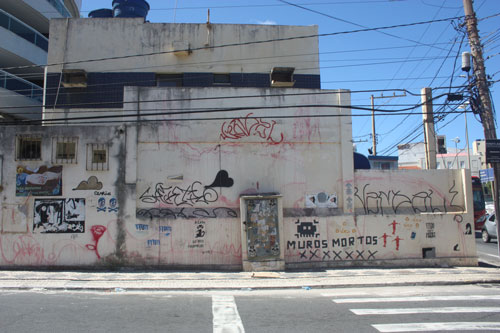 Grafites com múltiplas técnicas na Rua Bartolomeu de Gusmão com a Avenida Oceânica, na Ondina